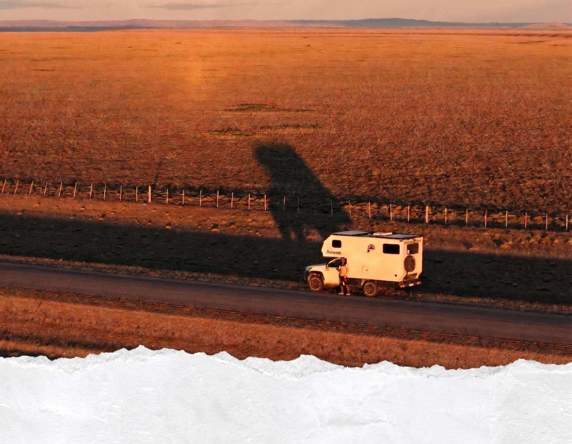 Motorhome 4x4 em estrada panorâmica ao entardecer